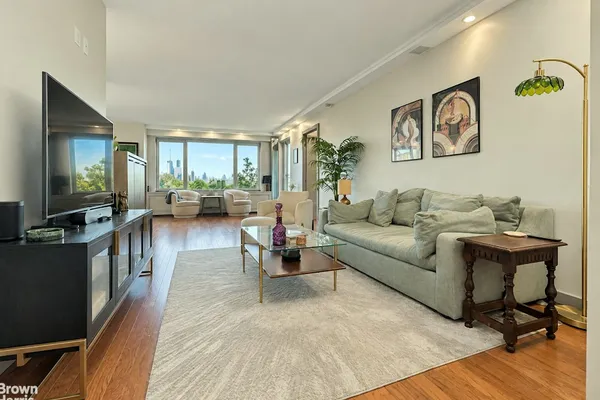 60 SUTTON PL 5CS