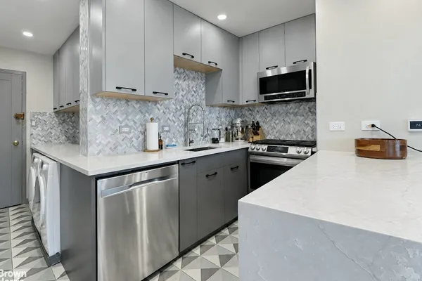 60 SUTTON PL 5CS