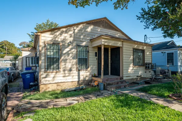 2017 LEA CREST DR