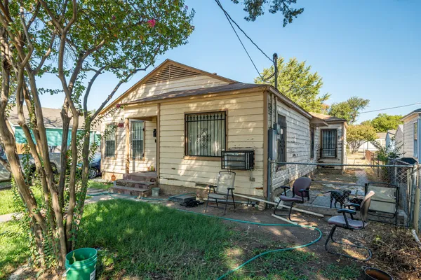 2017 LEA CREST DR