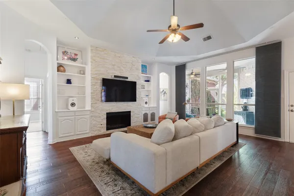 1808 AUBURN DR