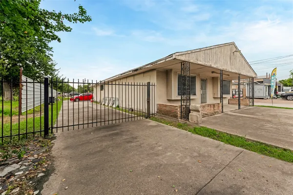 518 WESTBROOK DR 1