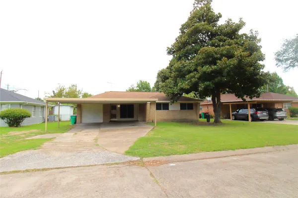 402 CHANDLER DR
