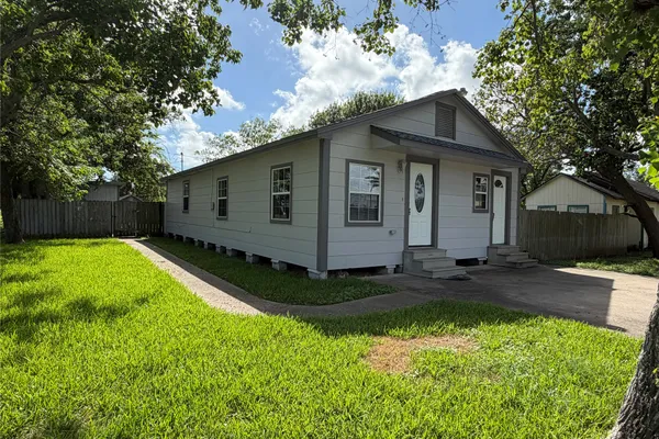 211 S AVE C