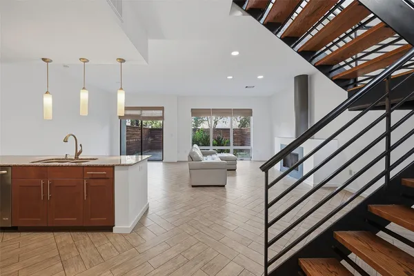 2604 MUSEUM WAY 2106
