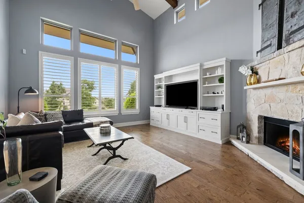 320 BISSET CT