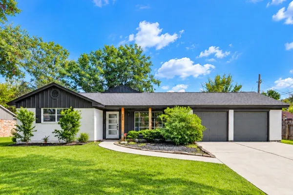 910 CEDAR LN