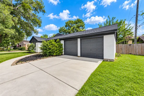 910 CEDAR LN