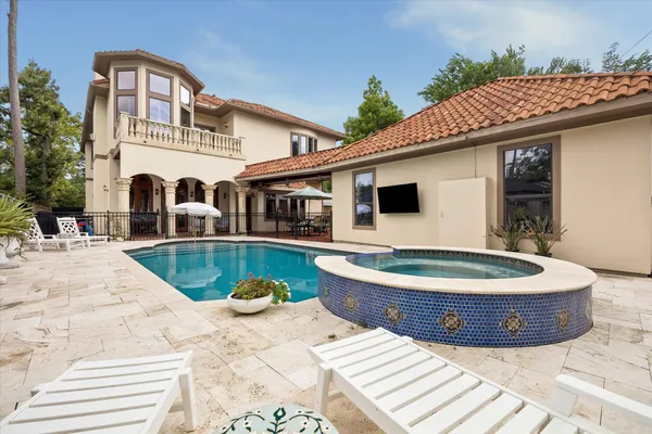 8448 WESTVIEW DR
