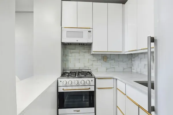 101 W 12TH ST 20B