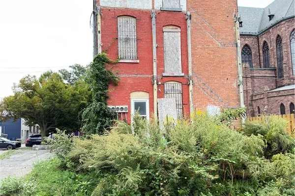 2 ST LOUIS PL