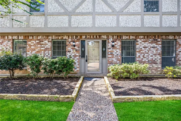 5702 VESTAVIA DR