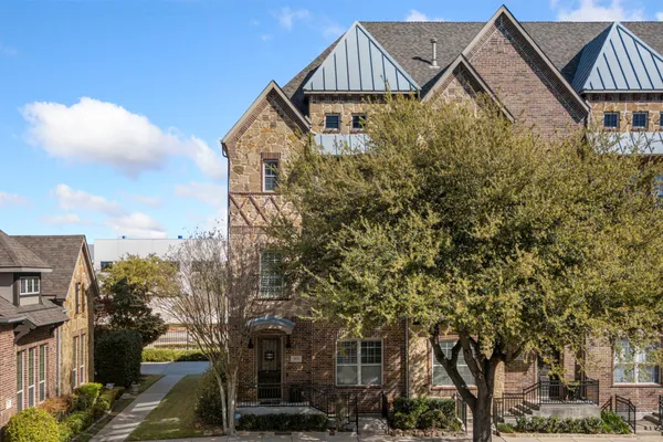 4021 WINSOR DR