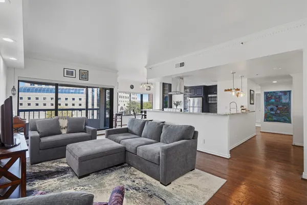 3030 MCKINNEY AVE 404