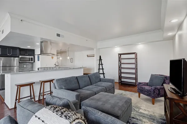 3030 MCKINNEY AVE 404