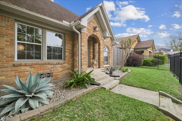 2108 WHITE OAK DR