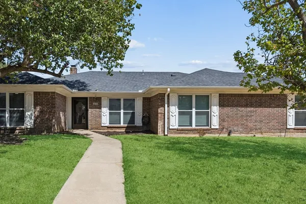900 ROSEWOOD CT