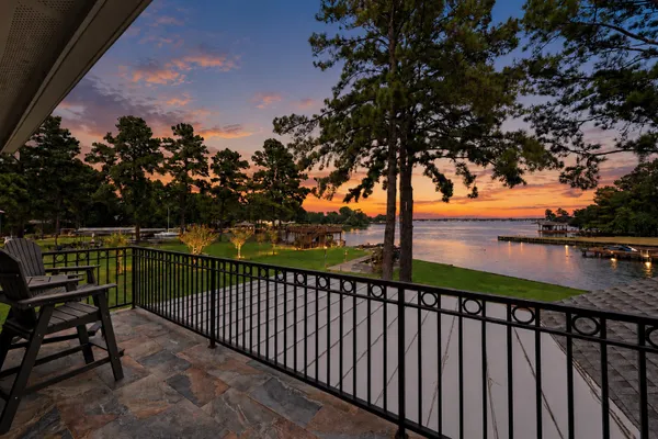 201 LAKE WALDEN CV