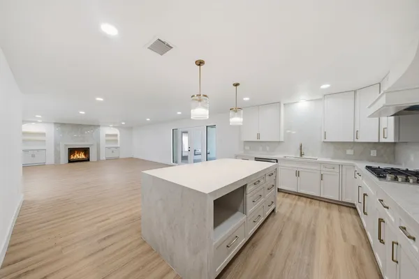2304 EAGLES WAY