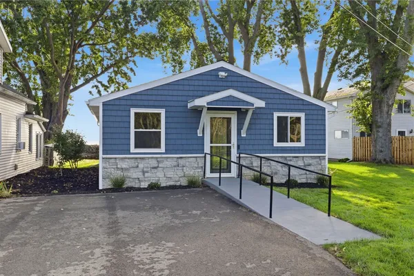 53 LAKESIDE BLVD