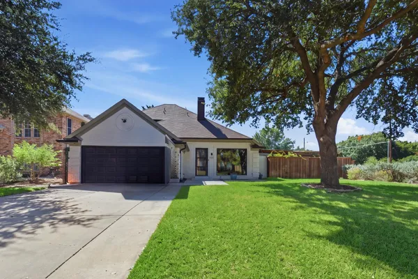 820 RAYWOOD CIR