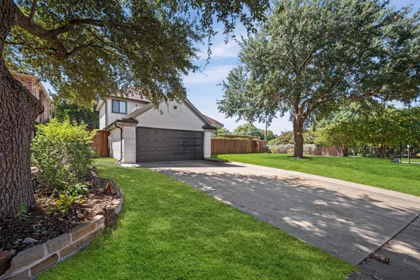 820 RAYWOOD CIR