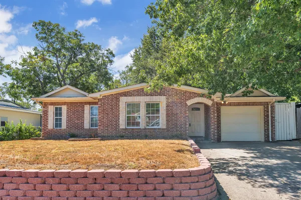 1314 E LOVERS LN