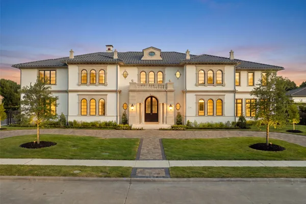 402 LAKEWAY DR