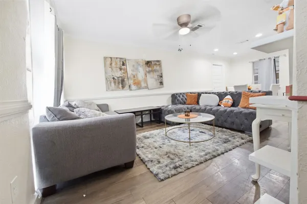 1801 GARDEN OAKS DR