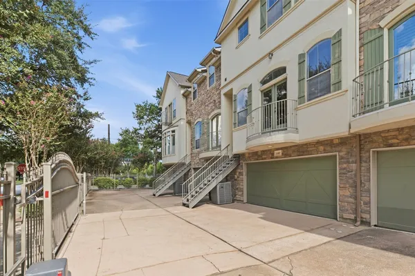 1407 SOUTHMORE BLVD