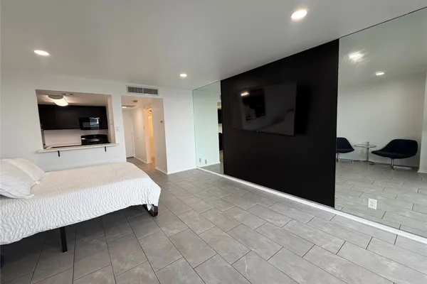 2016 MAIN ST 916
