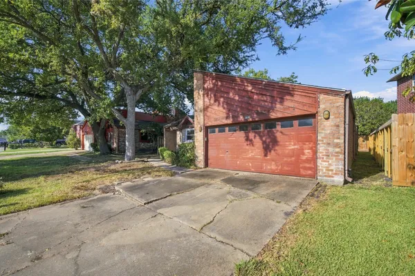 606 MEADOW KNOLL DR