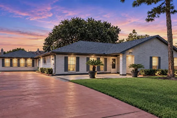 201 AMBER LN