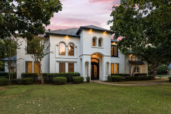 5601 S WOODCREEK CIR