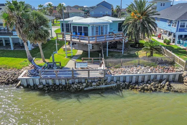 83 DOLPHIN LN