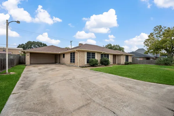 8022 BAYSIDE DR