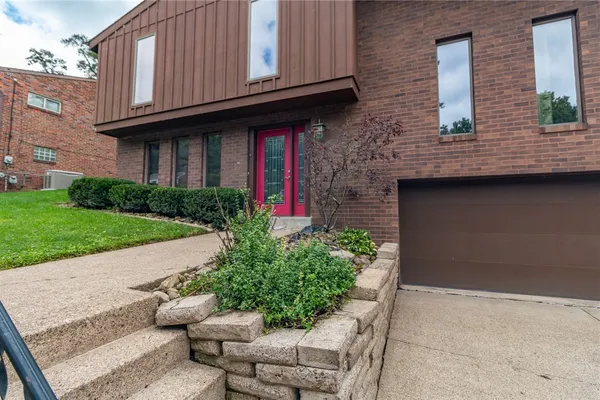 106 LARCHWOOD DR