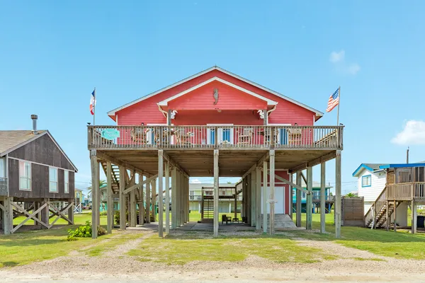 306 BEACH DR