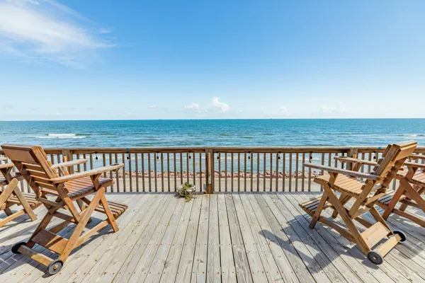 306 BEACH DR