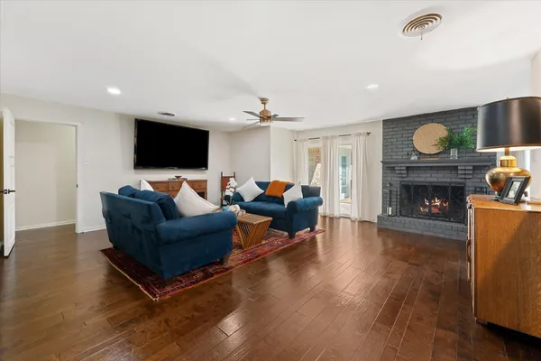 617 MIMOSA DR