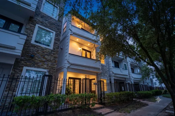 1525 ROSEWOOD ST