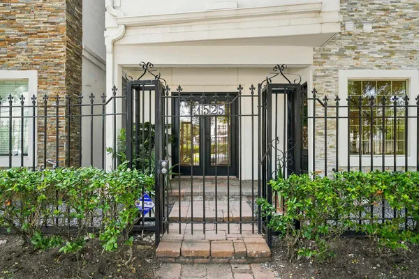 1525 ROSEWOOD ST