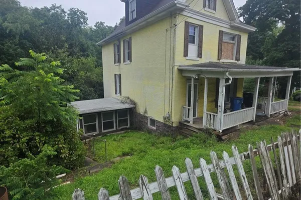 1050 BROWNSTOWN RD