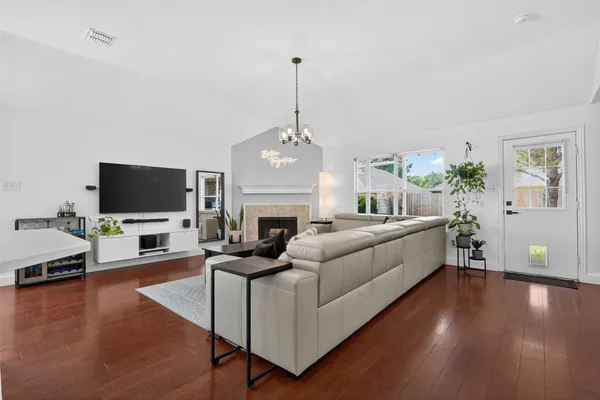 1347 LAKE FOREST DR