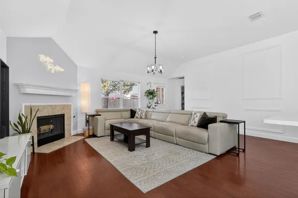 1347 LAKE FOREST DR