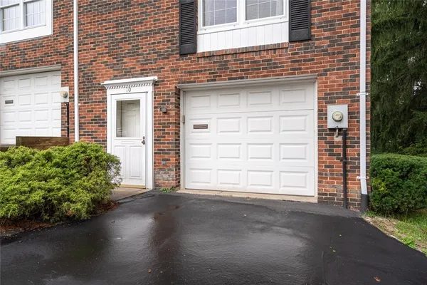 10 WALNUT CT