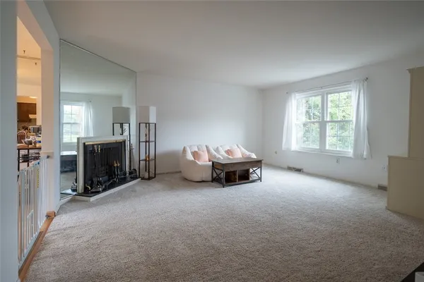 10 WALNUT CT
