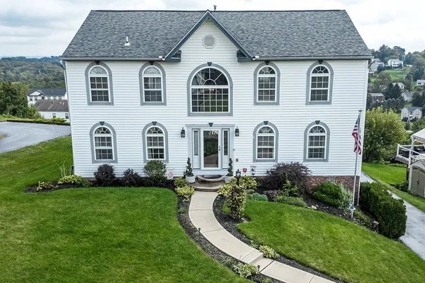 718 WOODBRIDGE DR