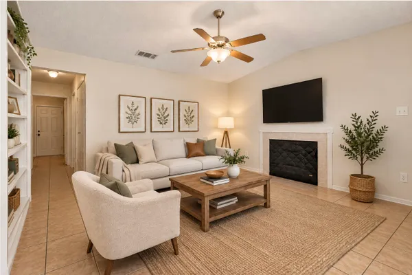 811 WOODLAND CT