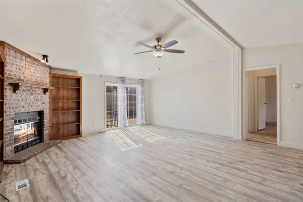 502 E PECAN DR